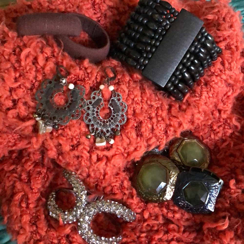 Earrings & bracelets